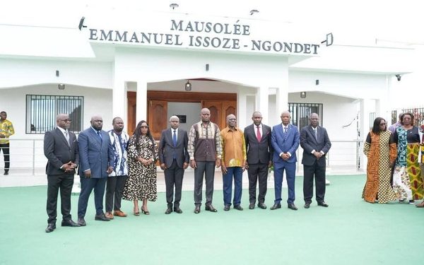 Emmanuel Issoze Ngondet à Epassendjet