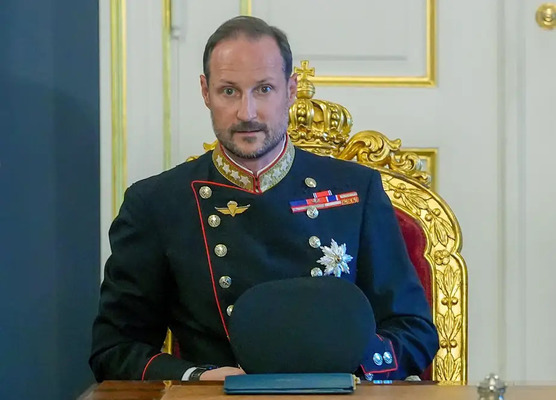 PHOTO LISE ASERUD, AGENCE FRANCE-PRESSELe – nouveau – roi Haakon de Norvège préside une réunion extraordinaire du Conseil des ministres au Palais royal d’Oslo, suite à la mort de son père.