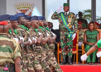 En tenue Sankara, Brice Clotaire Oligui Nguema salue le passage militaire
